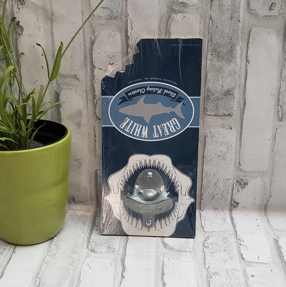 NEW**Wooden Wall Mounted Bottle Opener - Picture 1 of 4
